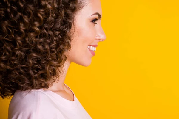 Foto retrato recortado close-up perfil de mulheres dentes rosto isolado no fundo colorido amarelo vívido — Fotografia de Stock