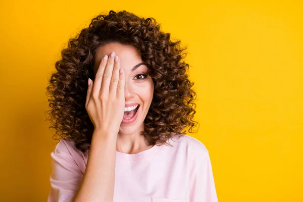 Foto de jovens feliz sorriso positivo menina mão cobrir um olho surpreso surpreso isolado sobre fundo de cor amarela — Fotografia de Stock