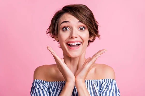 Retrato fotográfico de una mujer excitada con la boca abierta cogida de la mano cerca de la cara aislada sobre fondo de color rosa pastel —  Fotos de Stock