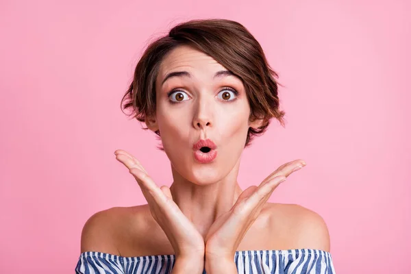 Retrato fotográfico de una mujer conmocionada cogida de la mano cerca de la cara aislada sobre fondo de color rosa pastel — Foto de Stock