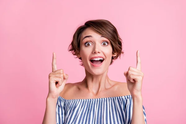 Foto retrato de mujer señalando dos dedos hacia arriba con la boca abierta aislada sobre fondo de color rosa pastel — Foto de Stock