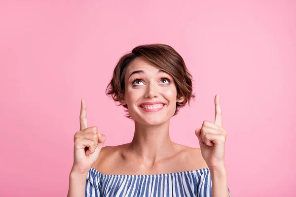 Photo portrait of woman pointing two fingers looking up isolated on pastel pink colored background — Stock Photo, Image