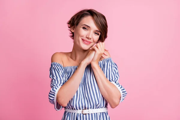 Foto portret van gelukkig meisje clasping handen samen geïsoleerd op pastel roze gekleurde achtergrond — Stockfoto