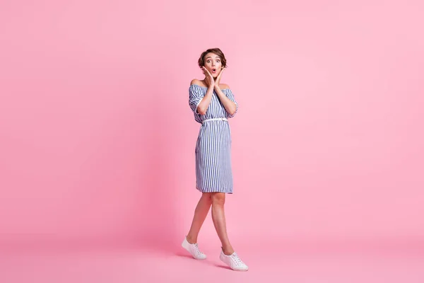 Foto retrato de menina surpreendida tocando o rosto com duas mãos andando isolado no fundo de cor rosa pastel — Fotografia de Stock