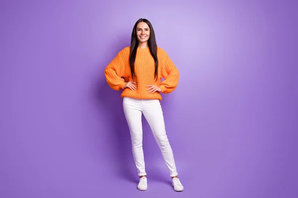 Foto de tamaño completo de chica optimista usar suéter rojo pantalones zapatillas aisladas sobre fondo de color lila —  Fotos de Stock