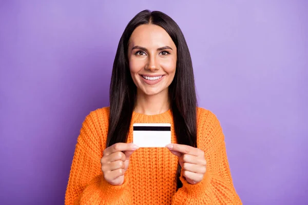 Фото положительного человека руки держать банковскую карту хорошее настроение носить свитер изолирован на фиолетовом фоне цвета — стоковое фото