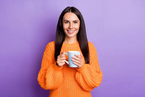 Retrato de alegre pessoa radiante sorriso braços segurando copo de café desgaste pulôver isolado no fundo cor roxa — Fotografia de Stock