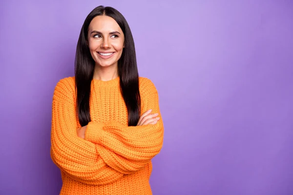 Foto van charmante dame gekruiste armen kijken lege ruimte dragen warme trui geïsoleerd op magenta kleur achtergrond — Stockfoto