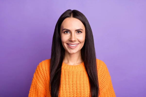 Portret van tevreden dame kijken camera tand glimlach slijtage trui geïsoleerd op paarse kleur achtergrond — Stockfoto