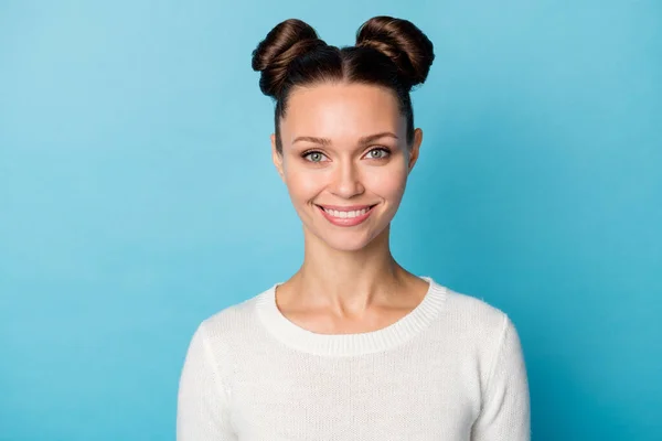 Foto de la hermosa chica joven toothy radiante sonrisa look cámara desgaste suéter blanco aislado color azul fondo — Foto de Stock