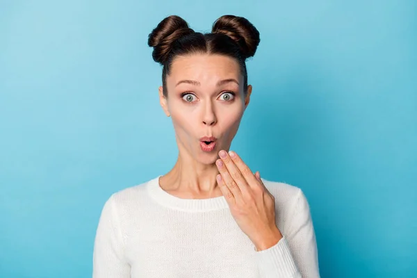 Foto von schockiert überrascht Mädchen Palme offenen Mund sprachlos Gesicht tragen weißen Pullover isoliert blaue Farbe Hintergrund — Stockfoto