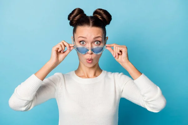 Foto der schockierten Dame abnehmen Brille überrascht Gesicht tragen weißen Pullover isoliert blaue Farbe Hintergrund — Stockfoto