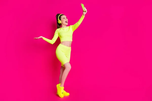 Full length body size άποψη της είναι ωραία ελκυστική λεπτή ταιριάζει χαρούμενο κορίτσι ακούγοντας μουσική λήψη selfie ελεύθερο χρόνο απομονωμένο φωτεινό ζωντανό λάμψη ζωντανό ροζ φούξια χρώμα φόντο — Φωτογραφία Αρχείου