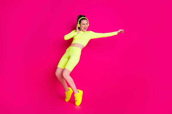 Full length dimensione del corpo vista di lei lei bella attraente sottile sportivo funky allegro ragazza ascoltare musica ballare avendo divertimento resto freddo isolato luminoso vivido brillare vivace rosa fucsia colore sfondo — Foto Stock