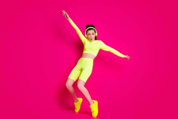 Full length dimensione del corpo vista di lei lei bella vestibilità attraente sottile sportivo funky allegro funky ragazza ascoltare musica ballare avendo divertimento isolato luminoso vivido brillare vibrante rosa fucsia colore sfondo — Foto Stock