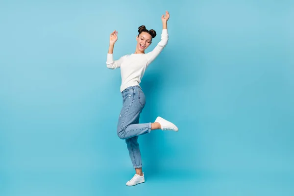Full length φωτογραφία του κοριτσιού ξέγνοιαστη χορό διάθεση αυξήσει τα χέρια φορούν λευκό πουλόβερ τζιν sneakers απομονωμένο φόντο μπλε χρώμα — Φωτογραφία Αρχείου