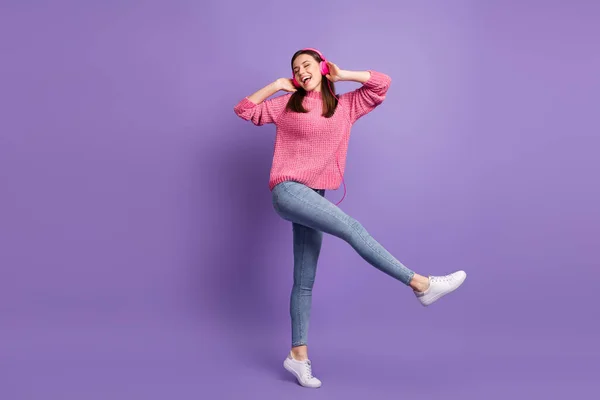 Pleine longueur taille de la photo de la jeune femme dansant à la fête écoutant des écouteurs de musique chantant isolé sur fond violet vif — Photo