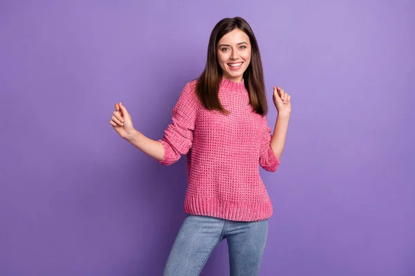 写真ポートレートのダンスかなり若い女性幸せな身に着けているピンクのセーター孤立した明るい紫色の背景 — ストック写真