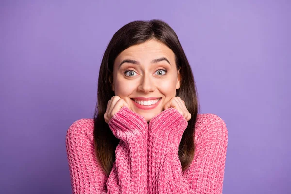 Foto portrét překvapené brunetky dívka na sobě růžové oblečení s úsměvem zírající ruce tvář izolované na světle fialové barvy pozadí — Stock fotografie