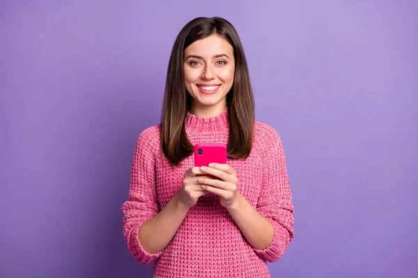 Foto retrato de alegre chica agradable escribiendo comentario en inernet aislado sobre fondo de color violeta vivo — Foto de Stock