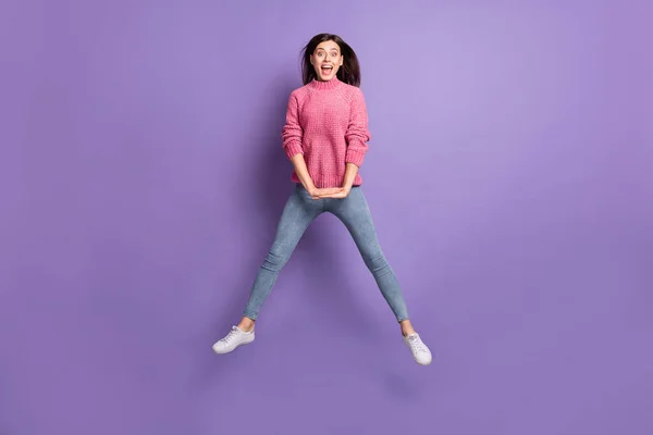 Tamanho do corpo de comprimento total foto de menina pulando descuidado rindo infantil isolado no fundo de cor violeta brilhante — Fotografia de Stock