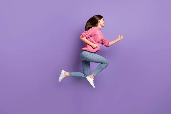 Foto full length body side profile dari jumping running hurrying girl smilating isolated on vibrant violet color background — Stok Foto
