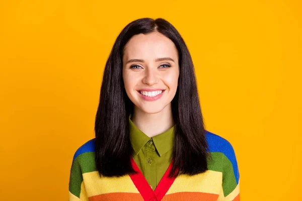 Foto av ung attraktiv glad leende glad brun hår ung kvinna isolerad över gul färg bakgrund — Stockfoto