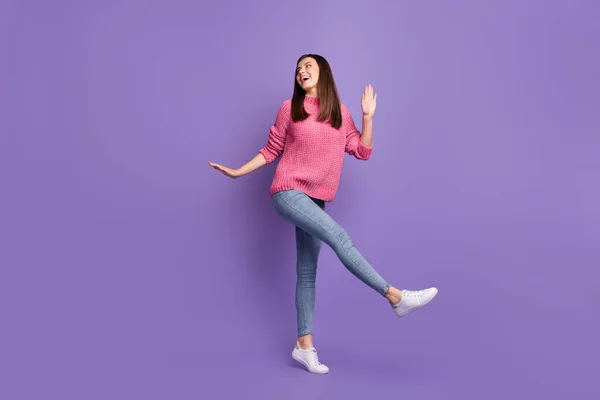 Foto de cuerpo entero del tamaño de la longitud de disfrutar de la música bailando en la fiesta riéndose chica aislado sobre fondo de color violeta vivo — Foto de Stock