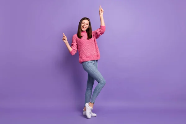 Longitud completa tamaño del cuerpo foto de baile alegre en disco sonriente mujer en movimiento aislado sobre fondo de color púrpura vibrante — Foto de Stock