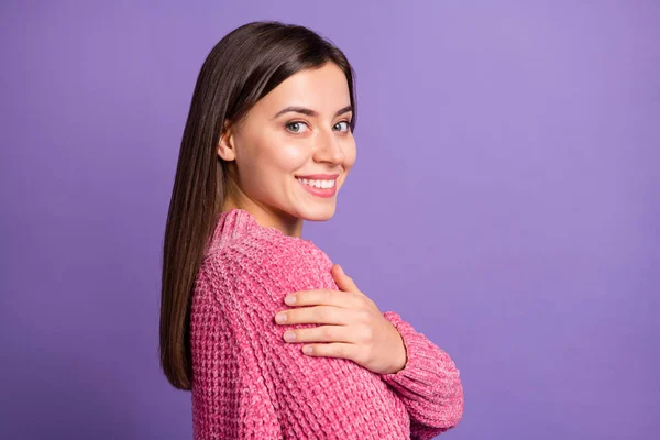 サイドプロフィール写真素敵な笑顔女性学生のために自分自身を受け入れていますピンクセーターで隔離された明るい紫色の背景 — ストック写真