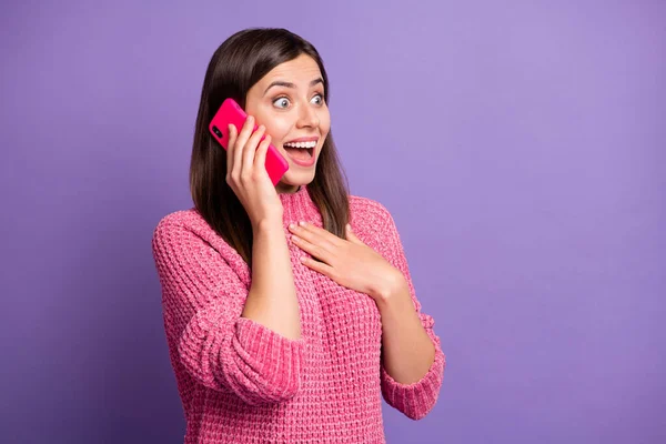 Portrait photo d'une fille étonnée parlant sur un téléphone mobile touchant la poitrine en regardant l'espace vide isolé sur un fond de couleur violet vif — Photo