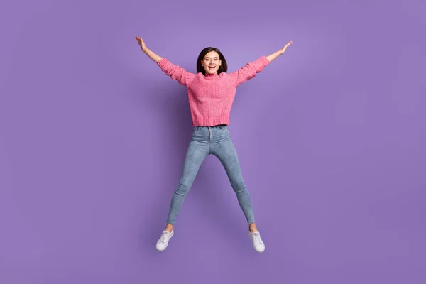 Longitud completa tamaño del cuerpo foto de chica saltando juguetona como estrella aislada sobre fondo de color violeta vivo —  Fotos de Stock