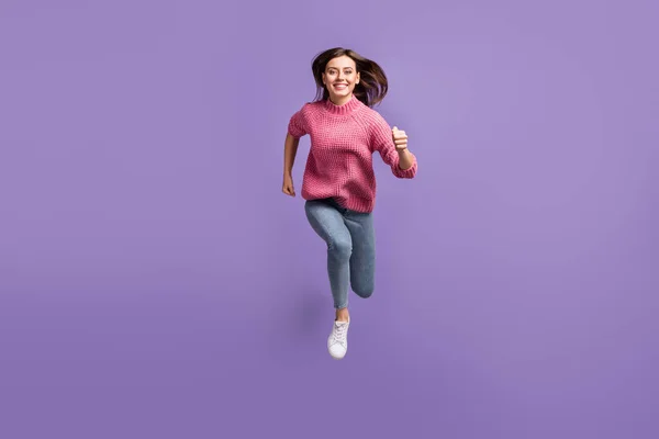 Full längd kropp storlek foto av hoppning kör snabbt skyndar på svart fredag leende flicka isolerad på pulserande lila färg bakgrund — Stockfoto