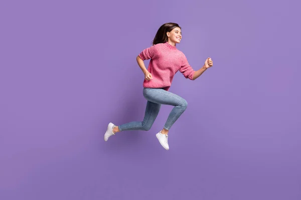 Full length profile photo of charming running lady καλή διάθεση toothy χαμόγελο απομονωμένο σε μωβ φόντο χρώμα — Φωτογραφία Αρχείου