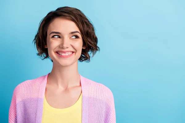 Retrato de cerca de la encantadora chica de pelo castaño alegre mirando a un lado espacio de copia aislado sobre fondo de color azul brillante —  Fotos de Stock