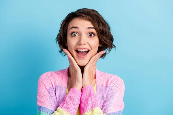 Retrato fotográfico de una chica excitada con la boca abierta tocando la cara con dos manos aisladas sobre fondo de color azul pastel — Foto de Stock