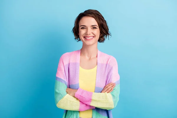 Foto retrato de menina sorridente com braços dobrados isolado no fundo de cor azul pastel — Fotografia de Stock