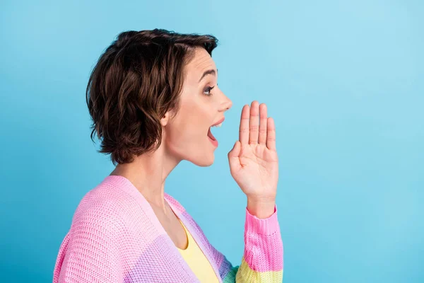 Portrait photo profil de femme annonçant avec la main près du visage isolé sur fond bleu pastel — Photo
