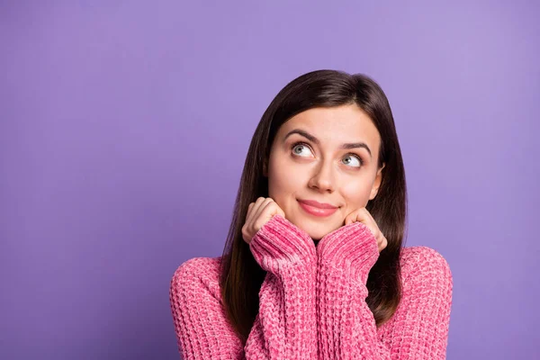 Foto ritratto di carina ragazza bruna sognante che indossa maglione rosa cercando copyspace isolato su vibrante sfondo di colore viola — Foto Stock