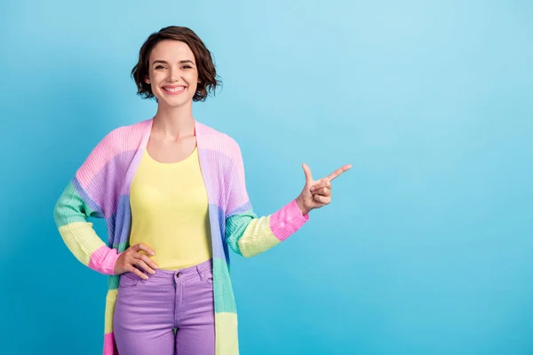 Foto retrato de mulher sorridente apontando o dedo para o espaço em branco isolado no fundo de cor azul pastel — Fotografia de Stock