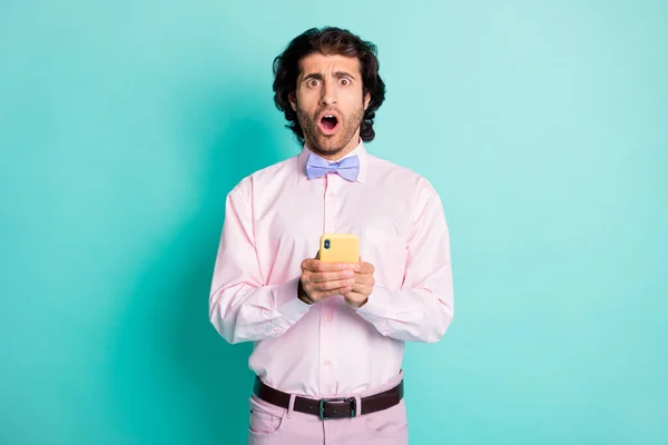Фото хлопця чують погані новини тримайте телефон жовтий футляр сорочки краватки ізольовані на бірюзовому кольоровому фоні — стокове фото