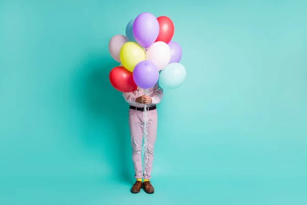 Volledige foto van man verbergen achter kleurrijke hellium ballonnen formele slijtage gele sokken geïsoleerde teal kleur achtergrond — Stockfoto