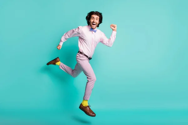 Retrato de tamaño completo de funky running hombre saltando alto vestido formalwear calcetines amarillos aislados color turquesa fondo — Foto de Stock