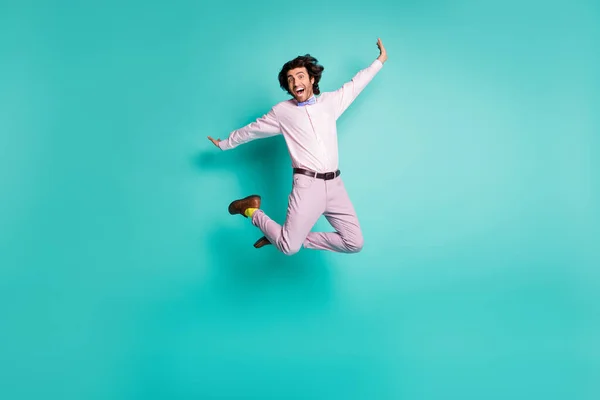 Foto corpo pieno di felice pazzo gentleman salto vestito abito formale calzini gialli isolati su sfondo di colore turchese — Foto Stock