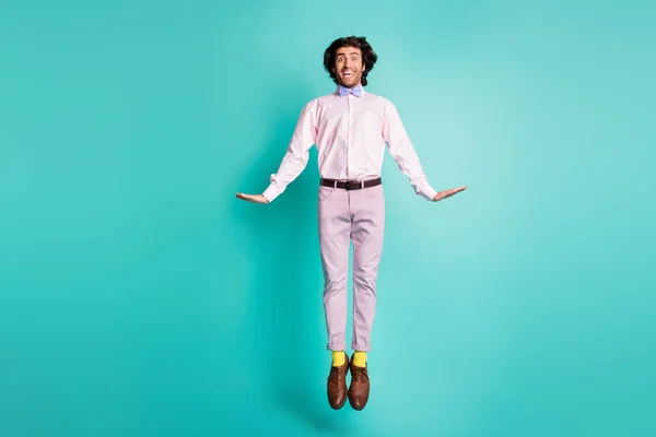 Full size foto di flirty jumping giovane ragazzo vestito vestito formale calzini gialli isolati su sfondo di colore turchese — Foto Stock