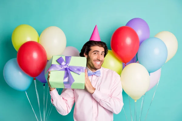 Foto de maravilhado quy hold giftbox balões de hélio coloridos vestido formalwear cone isolado no fundo cor turquesa — Fotografia de Stock