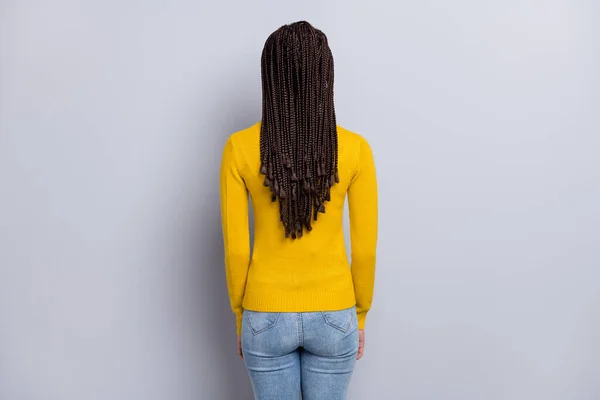 Bakåt visa foto av ung afrikansk kvinna anonym ny frisyr dreadlocks isolerade över grå färg bakgrund — Stockfoto