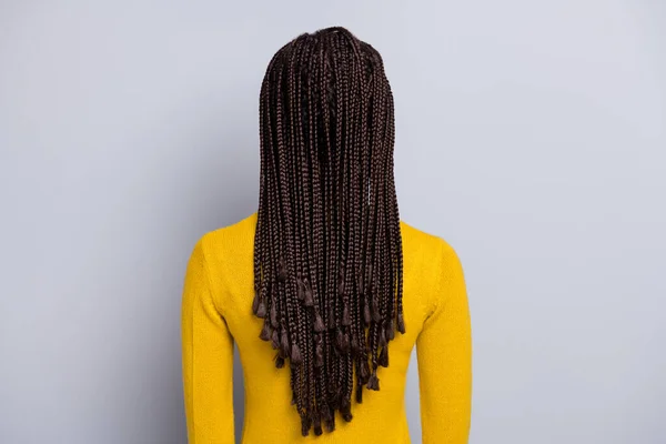 Foto de vista trasera de la mujer africana joven anónimo salón cuidado del cabello rastas de peinado aislados sobre fondo de color gris — Foto de Stock