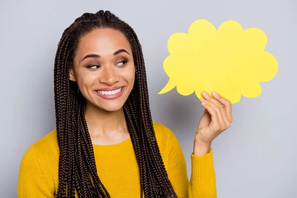 Photo de jeune fille africaine joyeuse sourire heureux rêve regard rêveur espace vide tenir nuage de papier isolé sur fond de couleur grise — Photo