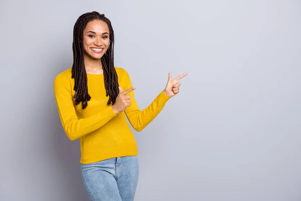 Genç, neşeli afro kadının fotoğrafı mutlu gülüşü parmak boşluğunu gösteriyor. Gri renkli arka planda izole edilmiş bir reklam gibi görünün. — Stok fotoğraf